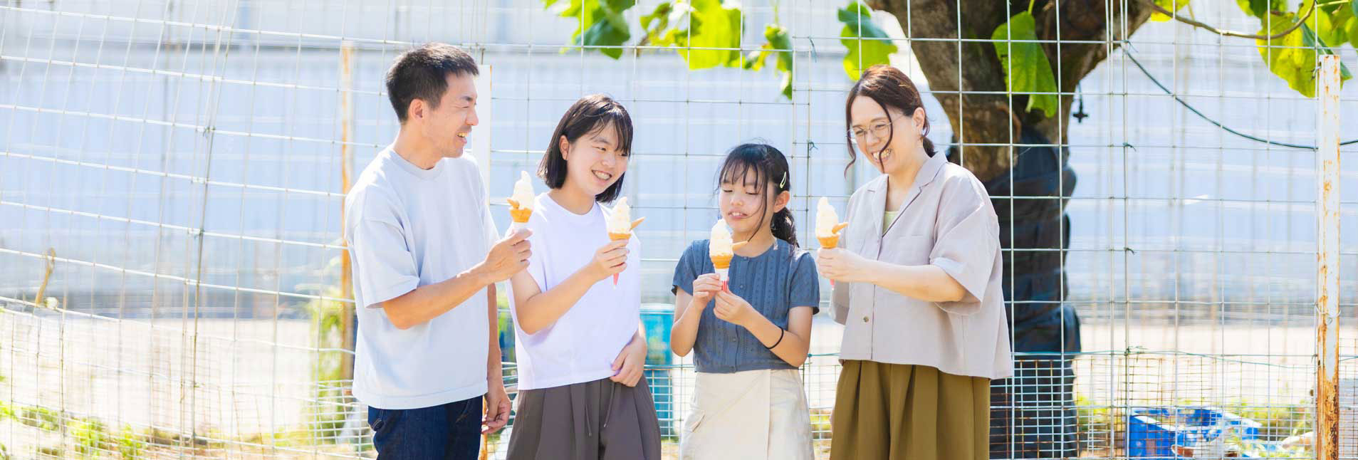 ソフトクリームを食べる家族